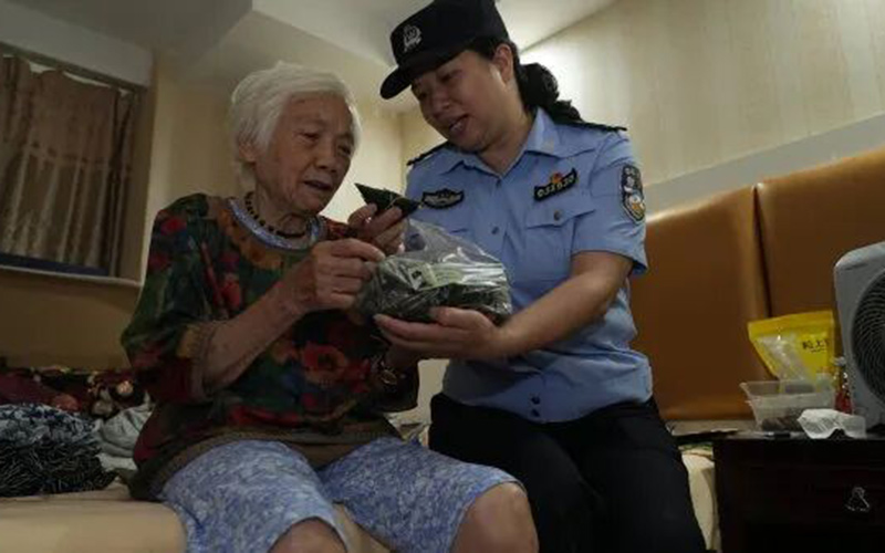 今年端午节前,全凌雅按李新梅老人的口味挑了粽子送到她家中。