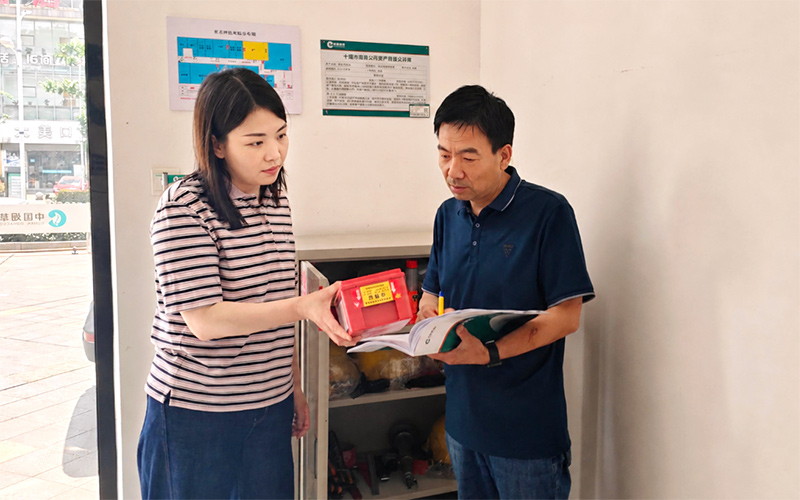 安全员开展日常安全检查。