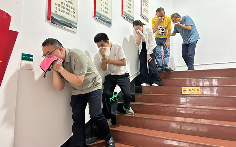站部所开展逃生安全演练。