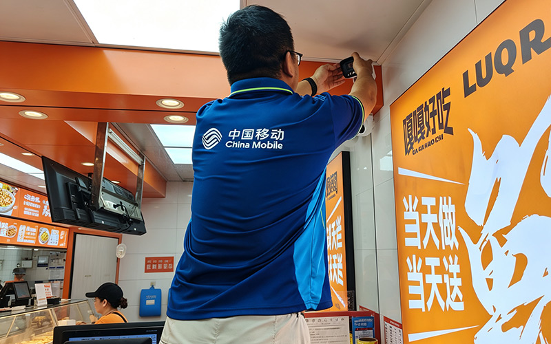 在黄石、恩施等地,湖北移动推动“明厨亮灶”成为餐饮门店“标配”。