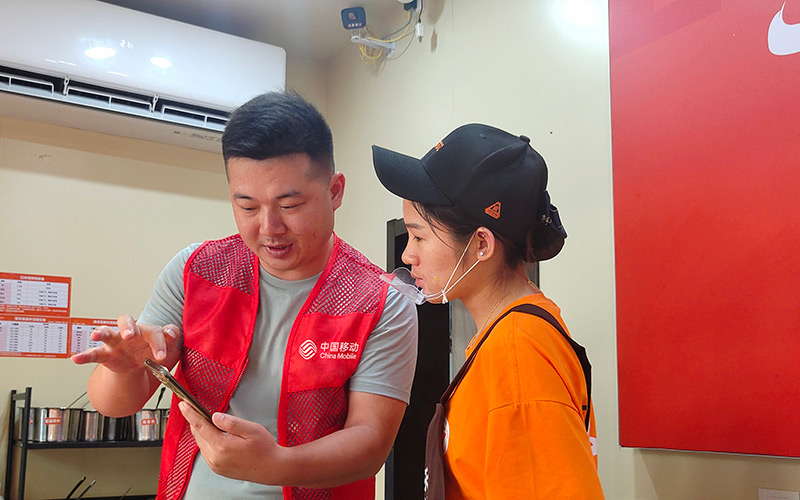 通过“明厨亮灶”平台,商家可实时查看门店前厅、后厨情况。
