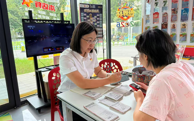 党员下沉一线代销点,一对一化解门店业主经营难点。