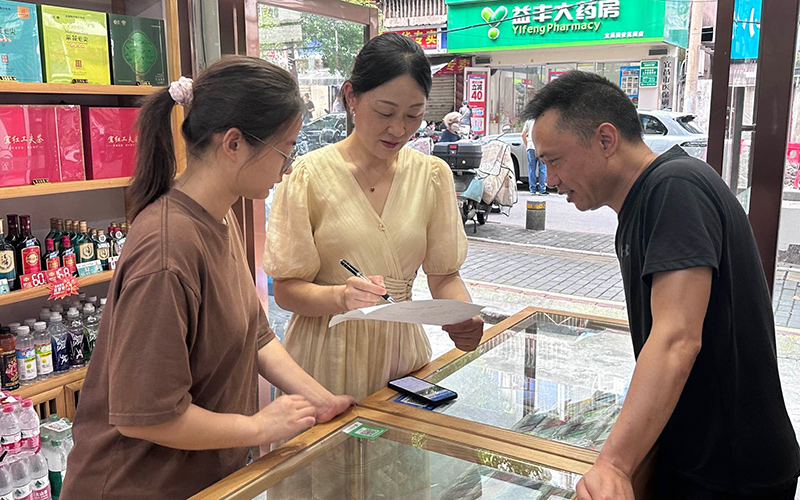 青年员工在师傅带领下进行走访调研。宜昌市城区烟草专卖局创新工作室供图