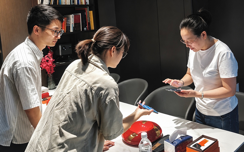 青年员工开展客户服务。宜昌市城区烟草专卖局创新工作室供图