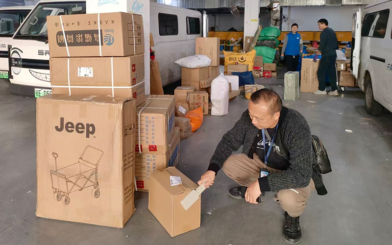 专卖稽查人员使用涉烟包裹探测仪排查疑似涉烟包裹。宜昌市城区烟草专卖局创新工作室供图
