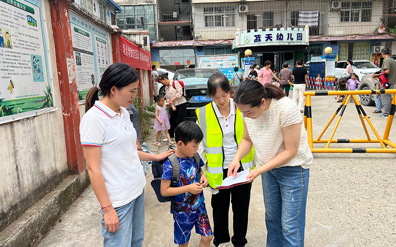 志愿者在学校周边科普安全知识