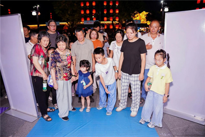 市民玩游戏。