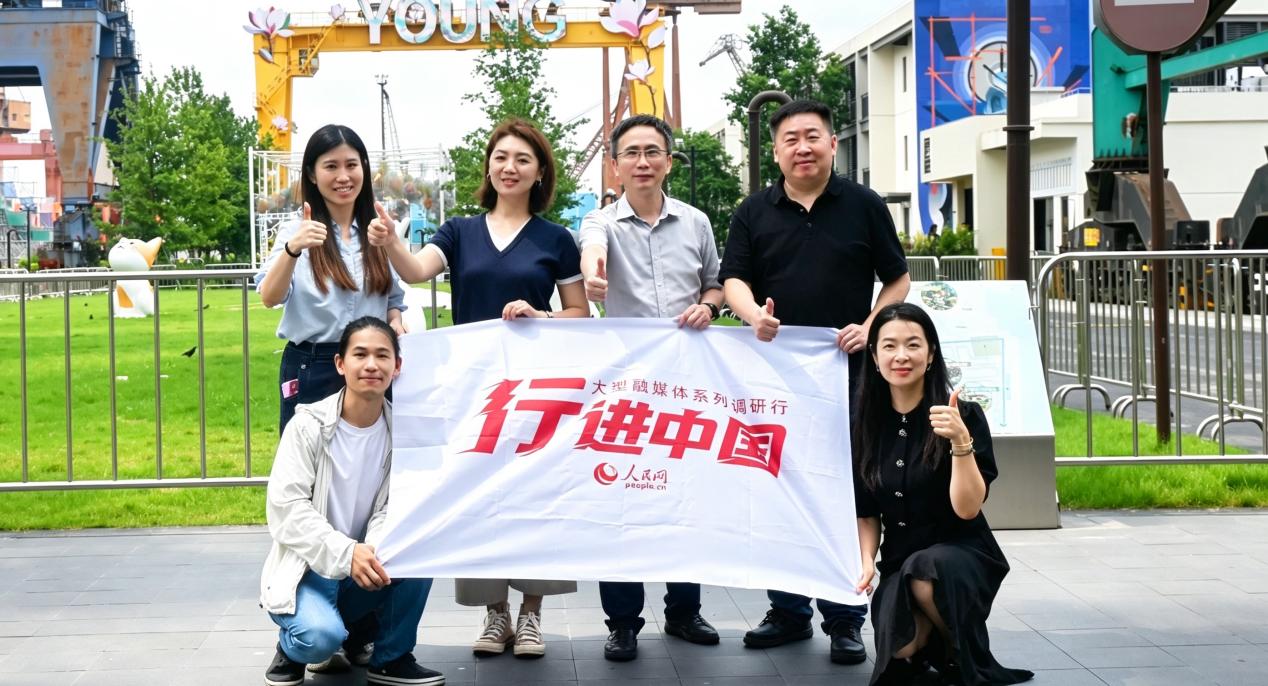 调研采访团在复兴岛。顾海民 摄