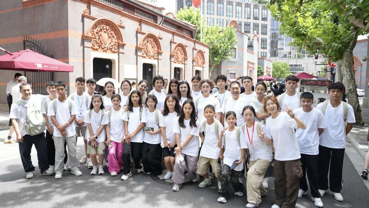 巴哈迪尔（左三）与同学到上海研学。上海援疆指挥部供图