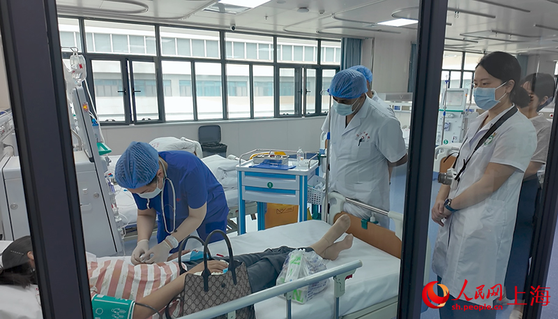 当地患者在医院进行血透。人民网记者 邬迪摄