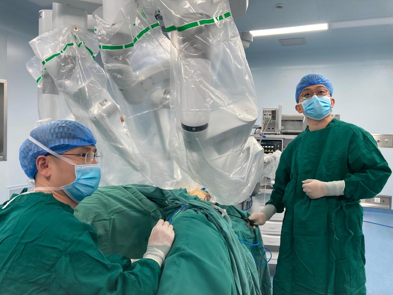 南疆首例第四代达芬奇机器人妇科微创示教手术