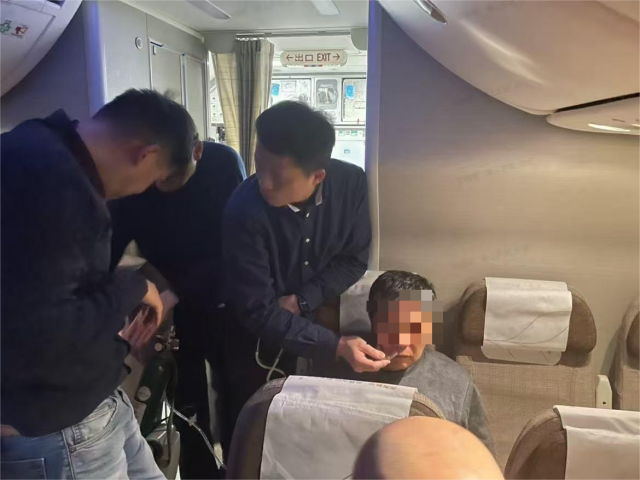 许柏青和马晓波在万米高空中为老人实施救援