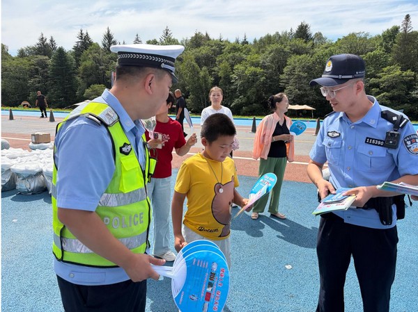 大箐山县公安局护游民警向游客普及安全防范知识。