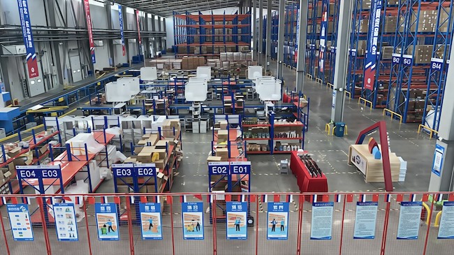 天府盛龙江壹号仓跨境电商发货现场。