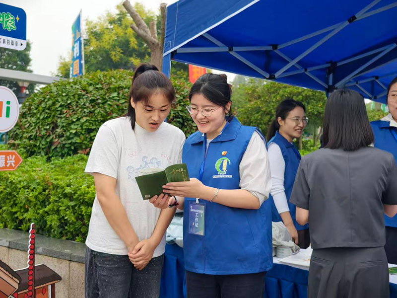 志愿者为现场群众讲解统计宣传资料。安徽省第四次全国农业普查领导小组办公室供图
