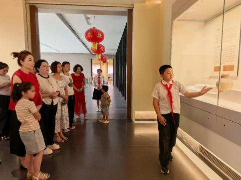 红领巾讲解员。来源:巴楚零距离