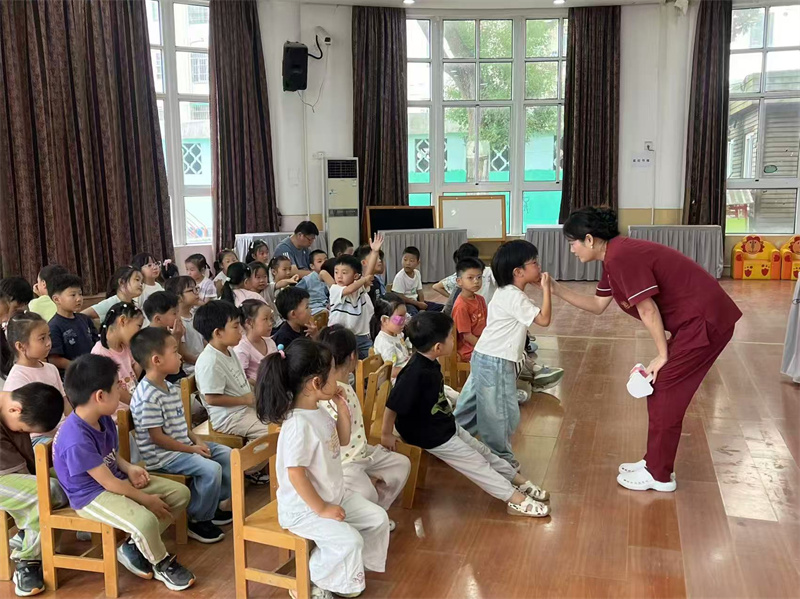 科普走进杨泰三村幼儿园。