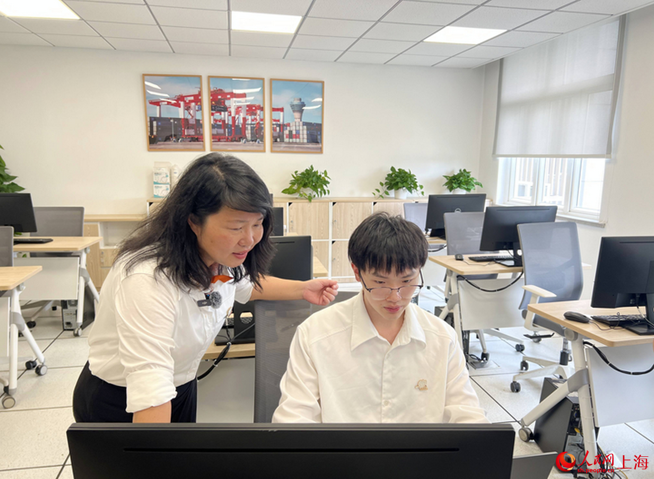 选手张昫(右)正在积极备赛中。人民网记者 葛俊俊摄