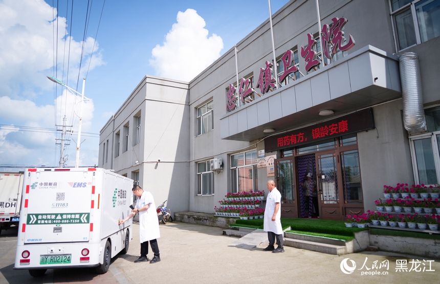 邮政无人车直达乡镇医院，为乡村群众用药提供便利。人民网记者 苏靖刚摄